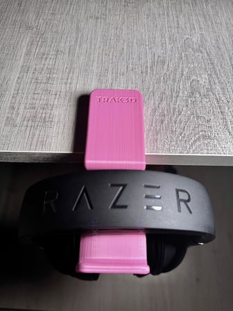 Premium Pembe Asılabilir Kulaklık Standı – Sağlam V5 Modeli, Kaydırmaz Keçeli, Ergonomik Stand, Sakura Edition (Montaj Videosunu İzlemeden Kullanmayın - Ürünü Kolay Kırılmaz Karalama Yapmayın)