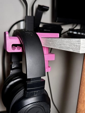 Premium Pembe Asılabilir Kulaklık Standı – Sağlam V5 Modeli, Kaydırmaz Keçeli, Ergonomik Stand, Sakura Edition (Montaj Videosunu İzlemeden Kullanmayın - Ürünü Kolay Kırılmaz Karalama Yapmayın)