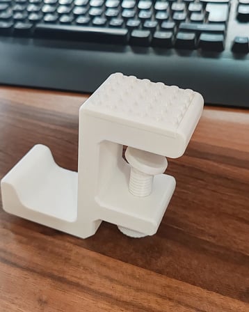 AtalarStudio Kulaklık Standı Masa Kenarı Kıskaç Tutucu, Mini Figür Sergi Yüzeyli, 18-33mm Masa Uyumlu, Vidalı Sıkıştırma Sistemi, Oyun ve Ofis Masası Aksesuarı, 3D Baskı, Beyaz