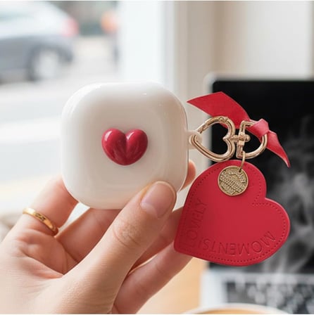 CaseOnn Kılıf Figürlü 3D Lovely Kalp Kırmızı Bej Galaxy Buds FE - Buds Core ile uyumlu