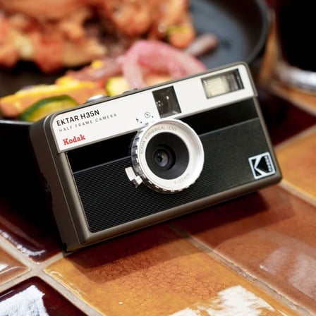 KODAK EKTAR H35N Yarım Çerçeve Film Kamera, 35 mm, Yeniden Kullanılabilir, Odaksız, Ampul Fonksiyonu, Dahili Yıldız Filtresi, Kaplamalı Geliştirilmiş Lens (Film ve AAA Pil Dahil Değildir) (Çizgili