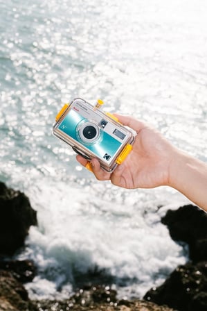 KODAK EKTAR H35N Yarım Çerçeve Film Kamera Premium Kiti,35mm Yeniden Kullanılabilir,Su Geçirmez Kılıf,Kablo Çıkarıcı,Renk Filtreleri,Flaşlı,Seyahat Dostu(Film ve AAA Pil dahil değildir)(Çizgili Yeşil)