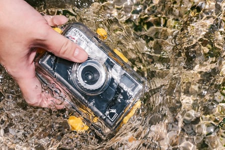 KODAK EKTAR H35N Yarım Çerçeve Film Kamera Premium Kiti,35mm Yeniden Kullanılabilir,Su Geçirmez Kılıf,Kablo Çıkarıcı,Renk Filtreleri,Flaşlı,Seyahat Dostu(Film ve AAA Pil dahil değildir)(Çizgili Yeşil)