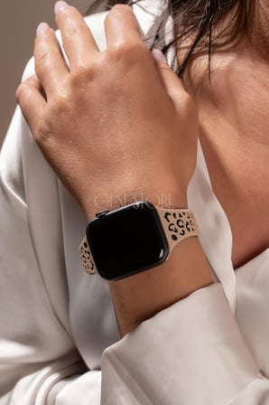 Apple Watch ile Uyumlu Leopar Desenli Silikon Kordon, Dokulu Oyma Tasarım, Series 10/11 42mm 45mm 44mm 46mm 41mm 40mm 38mm SE