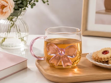 3D Pembe Kristal Fiyonk Figürlü Şeffaf Cam Kupa – Feminen Pembe Kulplu Dekoratif Bardak