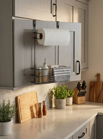 Dolap İçi Asılabilir Metal Kağıt Havluluk ve Deterjan Sepeti Organizer – Dolap Kapağına Asılabilir Kağıt Havlu Askılığı, Deterjan Düzenleyici Raf, Mutfak ve Banyo Kapak İçi Metal Organizer