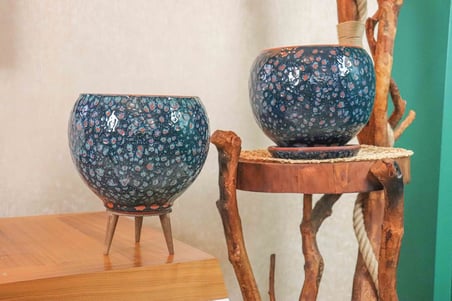 Bitki Tasarımı Lacivert Şekilli Artistik Çift Sırlı İç ve Dış Mekan Kullanımlı Tabaklı ve Ayaklı Toprak Terrakota Saksı Saksılık Çiçeklik İkili Set