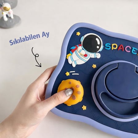 Samsung Galaxy Tab A11 Plus ile Uyumlu Kılıf 360 Derece Döner Stand Yatay Dikey Kullanılabilir, Kawaii Askılı Tasarım Kalem Yuvası Özellikli Sevimli Space-Man Tasarımı
