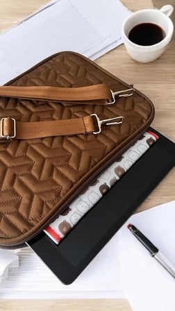 Aggu Bebe Tablet Kılıfı, iPad Air Pro, Matepad, Galaxy Uyumlu, Kapitoneli, Kahverengi, Kapaklı Kılıf, 11-12 inç, Omuz Askılı