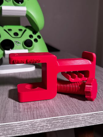 Premium Kırmızı Asılabilir Masa Kenarı Kulaklık Standı – Blaze Edition V5 | Kaydırmaz Keçeli, Ergonomik ve Sağlam