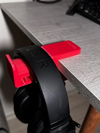 Premium Kırmızı Asılabilir Masa Kenarı Kulaklık Standı – Blaze Edition V5 | Kaydırmaz Keçeli, Ergonomik ve Sağlam
