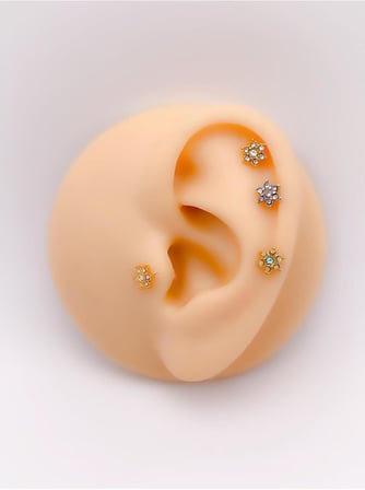 Taşlı Papatya Figürlü Kıkırdak Helix Tragus Piercing(1adet)