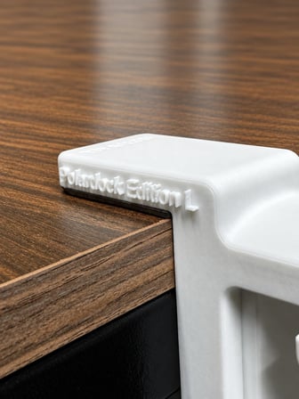 Beyaz Premium Asılabilir Kulaklık Standı-Kalın Masalar İçin İdeal, Sağlam Kaydırmaz Keçeli, Ergonomik Masaüstü Askı, Polardock Edition Long