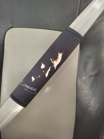 Dijital Atatürk Silüet İmzalı Emniyet Kemeri Kılıfı, Siyah, 26 cm, Yumuşak Voleur Kumaş, 4mm Süngerli, 2 Adet