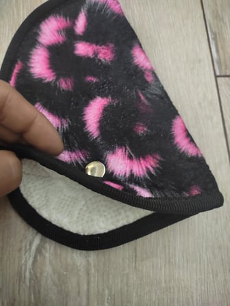 Çocuk Emniyet Kemeri Yastığı, Pembe Siyah Desenli, Araba Koltuğu Kemer Koruyucu, Konforlu Seyahat Aksesuarı