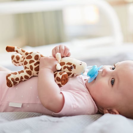 Avent Snuggle Giraffe SCF348/11, Kuscheltier mit Schnuller ultra soft, perfektes Geschenk für Neugeborene und Babys, Schnullertier