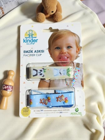Bebek Emzik Askısı, 2'li Set, Sevimli Hayvan Desenli, Plastik Klipsli, Nikelsiz, EN 12586:2025 Standartlarına Uygun