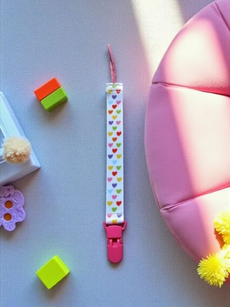 2'li Pembe Tavşan ve Renkli Kalp Desenli Plastik Klips Emzik Askısı
