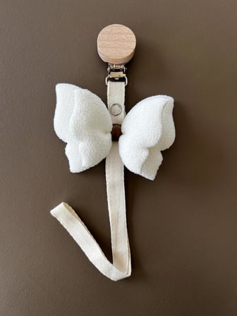 Bebek Emzik Askısı/Emzik Askılığı - Kelebek Desenli, Güvenli Klipsli (Beyaz)