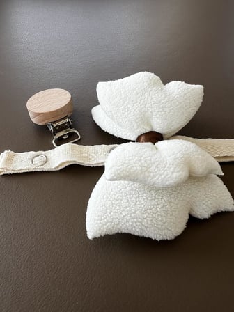 Bebek Emzik Askısı/Emzik Askılığı - Kelebek Desenli, Güvenli Klipsli (Beyaz)