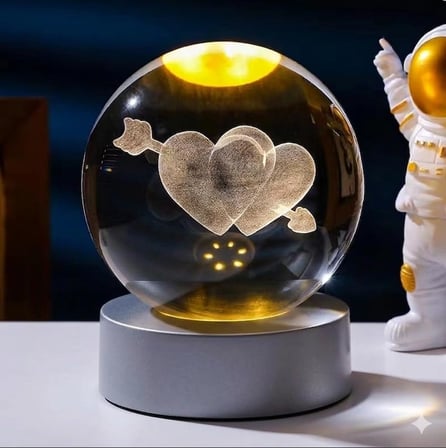 Cam Hologram LED Işıklı Küre, Sevgiliye ve Doğum Gününe Özel Hediyelik Dekoratif Kristal Küre, RGB Lamba (Oklu Çift Kalp)