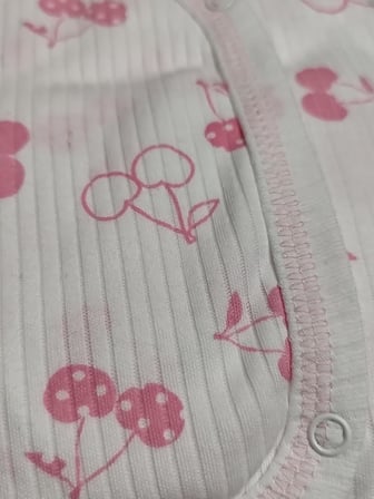 %100 Pamuklu 5 Parça Kiraz Desenli Hastane Çıkışı Seti – Bebek Zıbın Takımı, Şapka, Önlük, Eldiven