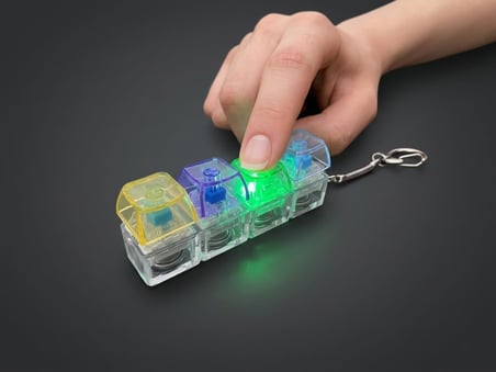 Dörtlü Mekanik Switch Deneyici Anahtarlık - Şeffaf Renkli Tuş Başlıklı Işıklı Aksesuar - Taşınabilir Mekanik Klavye Temalı Fidget ve Stres Giderici