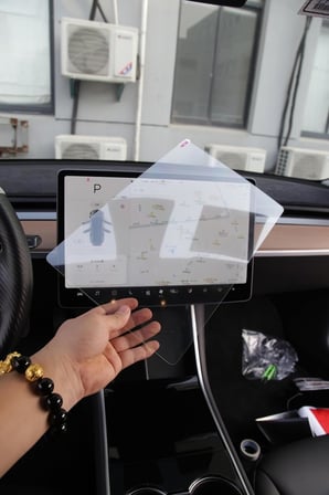 BYD SEAL U EV 15.6” Multimedya Temperli Cam Ekran Koruyucu – 99% Işık Geçirgenliği, Yağ ve Parmak İzine Dayanıklı Kaplama, Hassas Dokunma, Yüksek Yüzey Sertliği ve Etkili Koruma