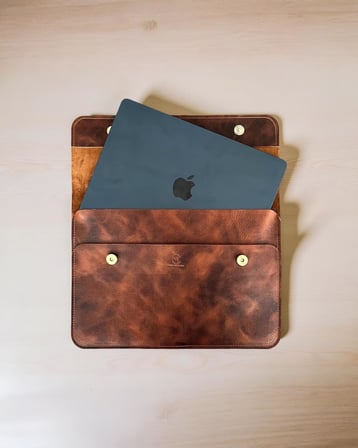 Hakiki Deri MacBook Kılıfı 13-14 İnç – Gerçek Deri Premium MacBook Çantası, MacBook Air, MacBook Pro - Mess Collection (taba 13/14 inç)