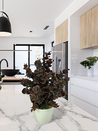 Yapay Çiçek Beyaz Saksıda Okaliptus Şimşir Demeti Pudralı Pastel Kahverengi Dekoratif Yapay Bitki