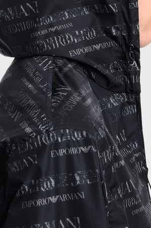 Emporio Armani Tamamı Logolu Suya Dayanıklı Kapüşonlu Ceket Erkek CEKET EM006751 AF12021 FB516 LACİVERT