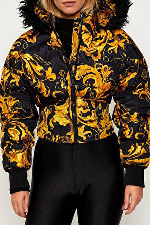 Kadın Regular Fit Barok Desenli Kürklü Kapüşonlu Crop Şişme Mont - Siyah/Altın Sarısı | 42