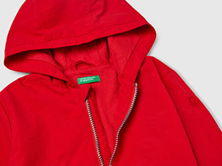 Erkek Bebek Kırmızı Kolu Logo Detaylı Astarlı Kapüşonlu Yağmurluk