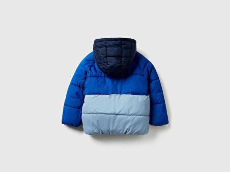 Erkek Bebek Açık Mavi-Gri Sol Göğsü Logo Yamalı Önü Cepli Kapüşonlu Fermuarlı Mont