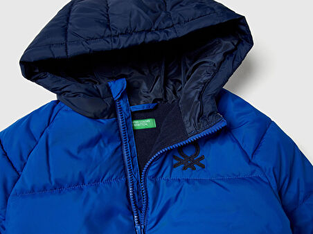 Erkek Bebek Açık Mavi-Gri Sol Göğsü Logo Yamalı Önü Cepli Kapüşonlu Fermuarlı Mont