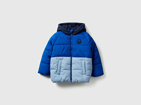 Erkek Bebek Açık Mavi-Gri Sol Göğsü Logo Yamalı Önü Cepli Kapüşonlu Fermuarlı Mont