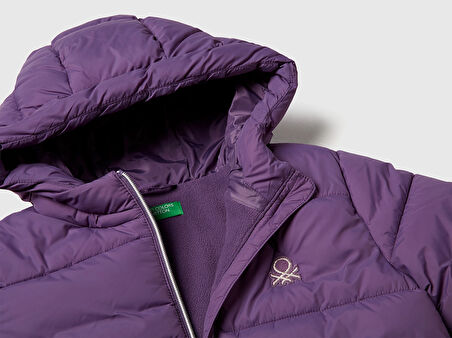 Kız Çocuk Mor Sol Göğsü Logo İşlemeli Cepli Kapüşonlu Yüksek Yaka Mont