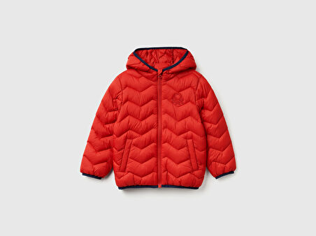 Erkek Bebek Kırmızı Logo Detaylı Kapüşonlu Mevsimlik İnce Mont
