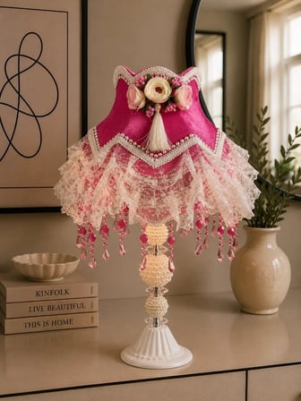 Fuşya Kadife Beyaz Dantelli Çiçek Dekorlu Başlık İncili Ayaklı Klasik Prenses Model Abajur 50x25cm