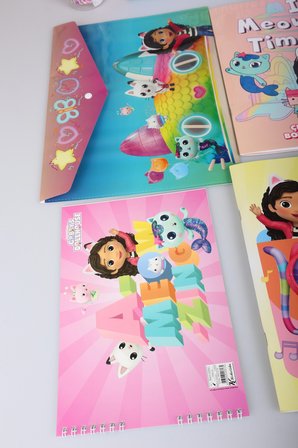 x Dekomus Lisanslı Gabby’s Dollhouse Premium Kırtasiye Seti Saplı Çanta,Boyama Kitabı,Resim Defteri,Bloknot,
