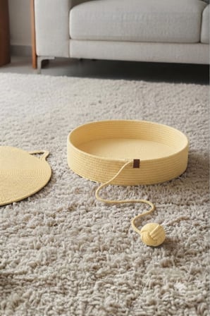 Reyo Pet El Yapımı Oyuncaklı Kedi ve Köpek Yatağı Açık Sarı %100 Pamuk, Yıkanabilir Kedi Yatağı