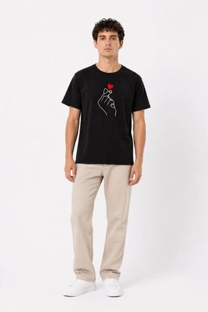 Minimalist Kore Aşk Temalı Parmak Kalp Baskılı Erkek Tişört - %100 Pamuklu Yazlık T-Shirt