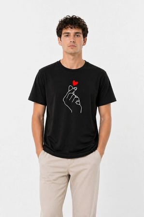 Minimalist Kore Aşk Temalı Parmak Kalp Baskılı Erkek Tişört - %100 Pamuklu Yazlık T-Shirt