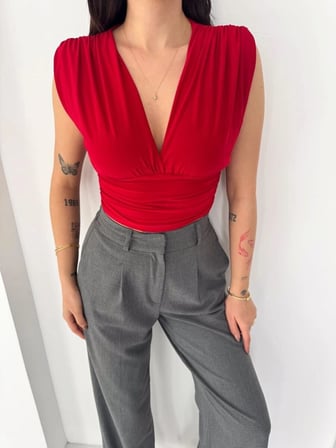 Linum Kadın Vatkalı Kolsuz V Yaka Drapeli Crop Bluz Likralı Fit - Kırmızı