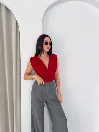 Linum Kadın Vatkalı Kolsuz V Yaka Drapeli Crop Bluz Likralı Fit - Kırmızı