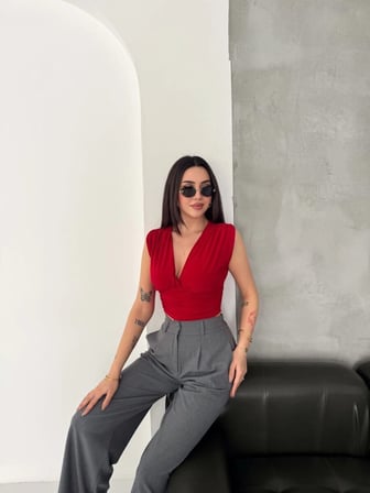 Linum Kadın Vatkalı Kolsuz V Yaka Drapeli Crop Bluz Likralı Fit - Kırmızı