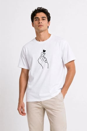 Minimalist Kore Aşk Temalı Parmak Kalp Baskılı Erkek Tişört - %100 Pamuklu Yazlık Beyaz T-Shirt