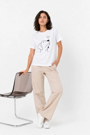 Kadın Beyaz Köpek Figürlü Minimal Baskılı Tişört - Minimalist Tasarım Yazlık Kısa Kollu T-Shirt