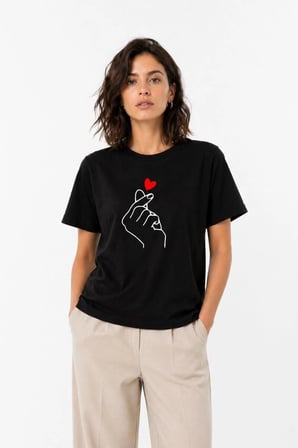 Kadın Siyah Kore Kalp Baskılı Tişört - Minimalist Tasarım Yazlık Basic Kısa Kollu T-Shirt