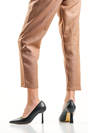 New Kadın Siyah Gold Detaylı İnce Topuklu Ayakkabı Cheto